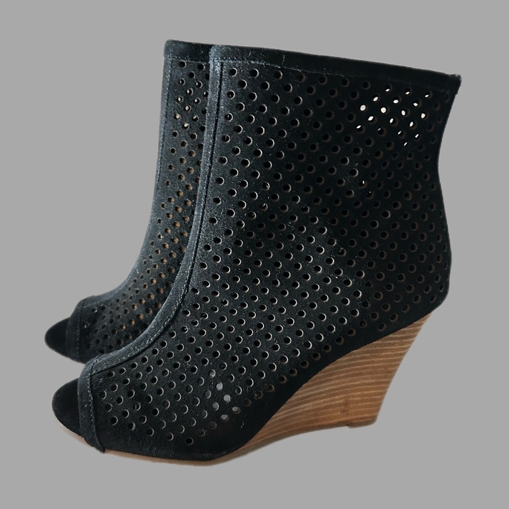 Lot of 3 pairs of shoes for the price of 1. Beautiful pairs of  ankle booties
